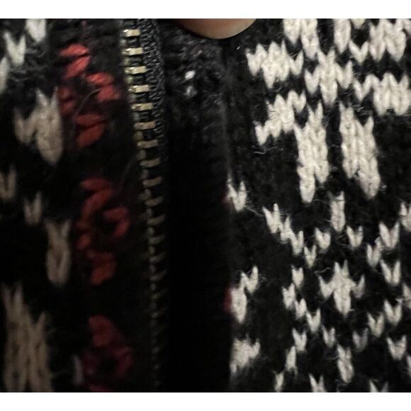 Nomadic Traders Fair Isle Snowflake Berry Holiday Zip Cardigan Black White Red M - Picture 12 of 15